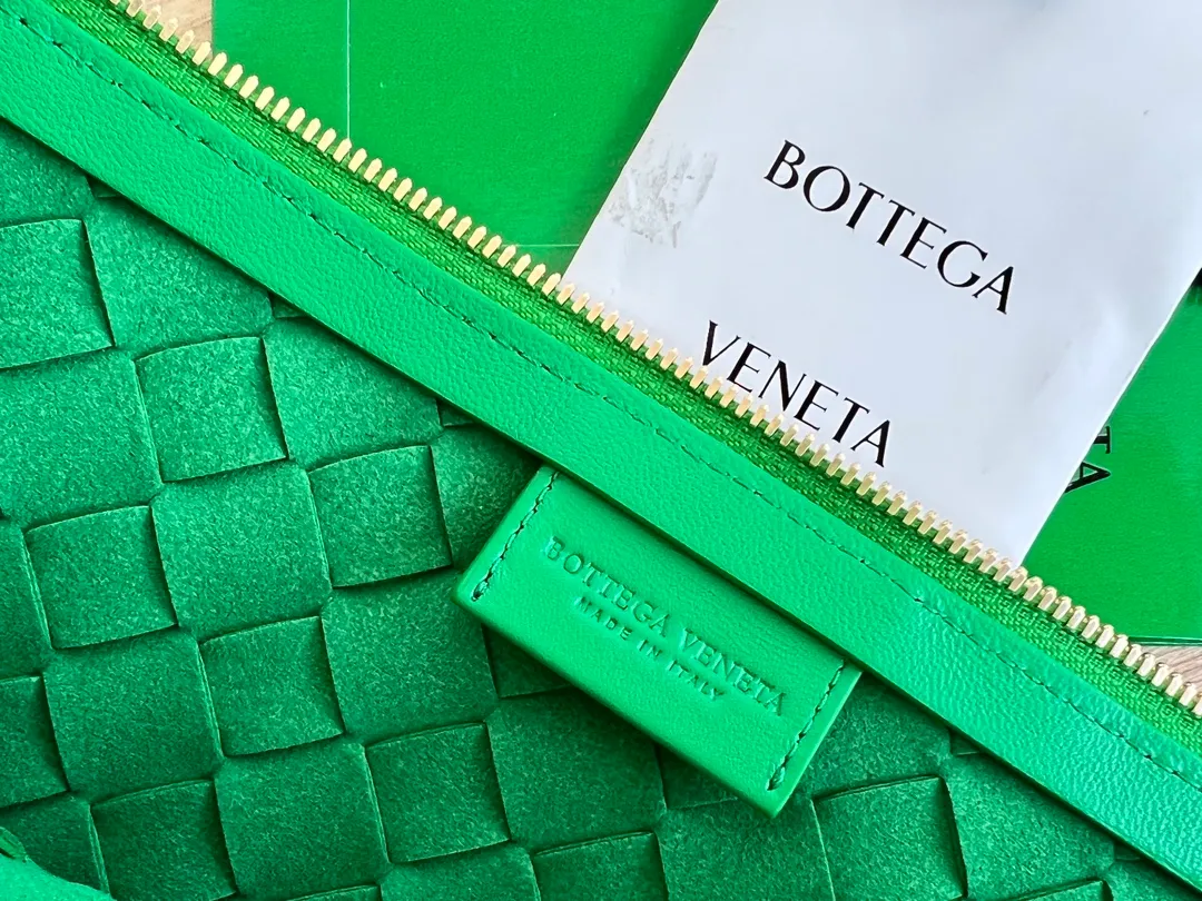 Batch 1260 BV has released a new product, TURN 6699-3 #Recommended New Hot Style It is still the classic woven logo that we can recognize at a glance. It is really a unique shape that is both familiar and unfamiliar! Made of sheepskin weaving, with beautiful gold beads on the shoulder straps for free adjustment. You can switch between shoulder and handbags during use. It has a concave and convex shape anytime and anywhere. It is a practical king with a unique personality. It also has the right color combination that can be sweet or salty. It is full of style. It is a beautiful summer catwalk style. Pull it out quickly. Size: 40*3*24.